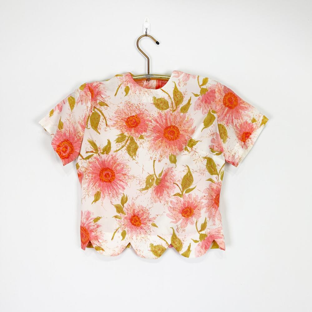 Vintage Pink floral short sleeve blouse back buttons 60s 70s Size XS